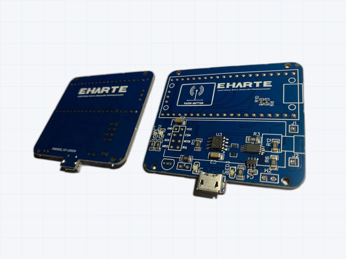 Yan yana duran iki mavi Radio-Button elektronik kontrol kartı prototipi