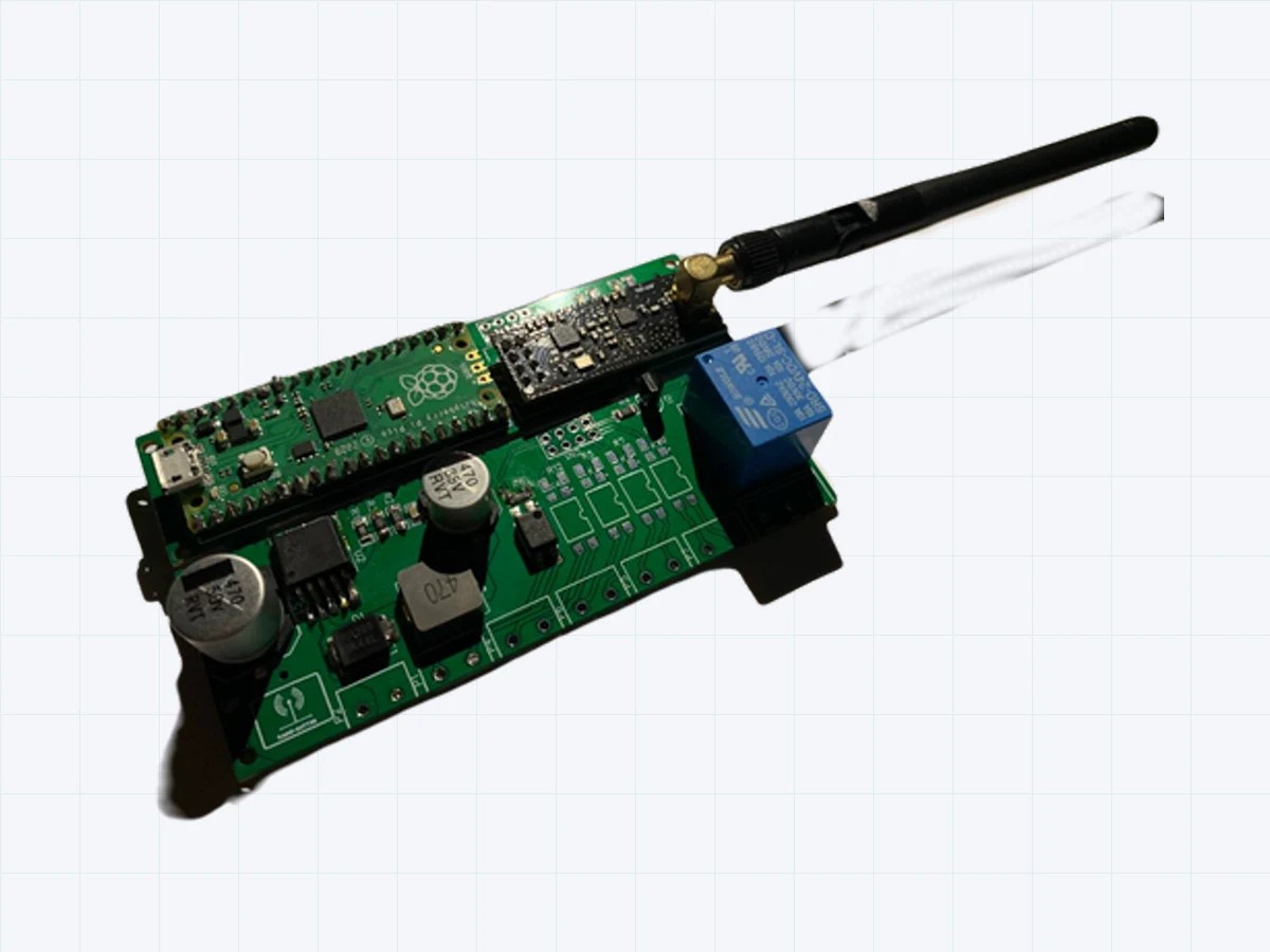 Anten, kablosuz modül ve röle taşıyan yeşil Radio-Button alıcı kartı prototipi