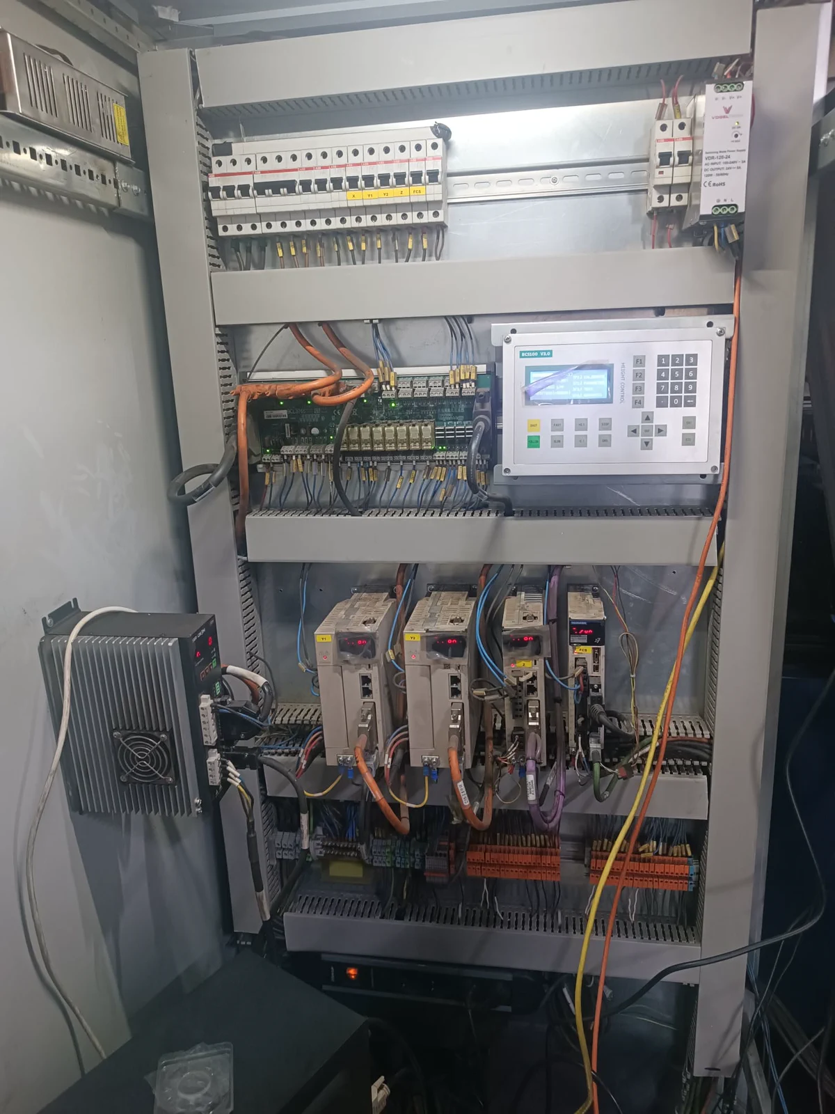 Lazer kesim makinesinin düzenlenmiş kontrol panosu ve çalışan sürücü altyapısı