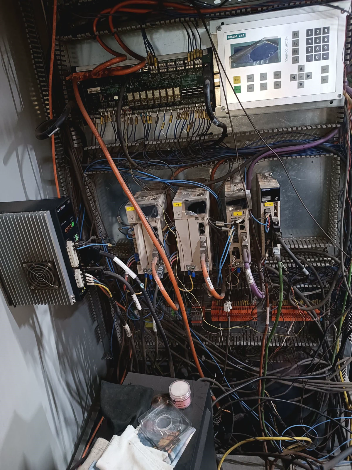 Lazer kesim makinesinin revizyon öncesindeki açık ve dağınık kontrol panosu