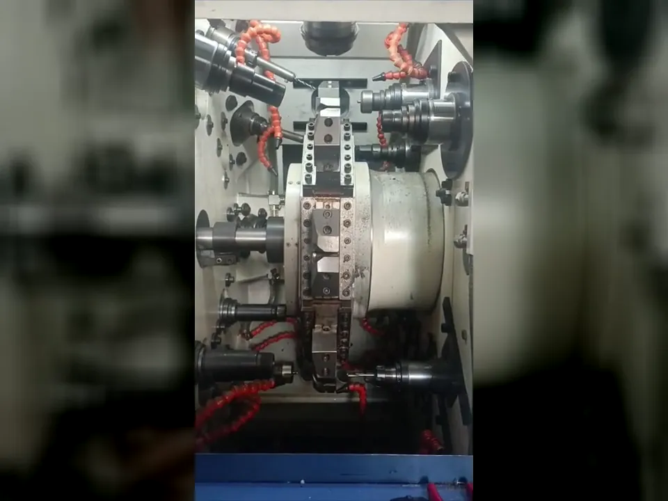 Çok istasyonlu transfer makinesinde çalışan takım ve hareket mekanizması