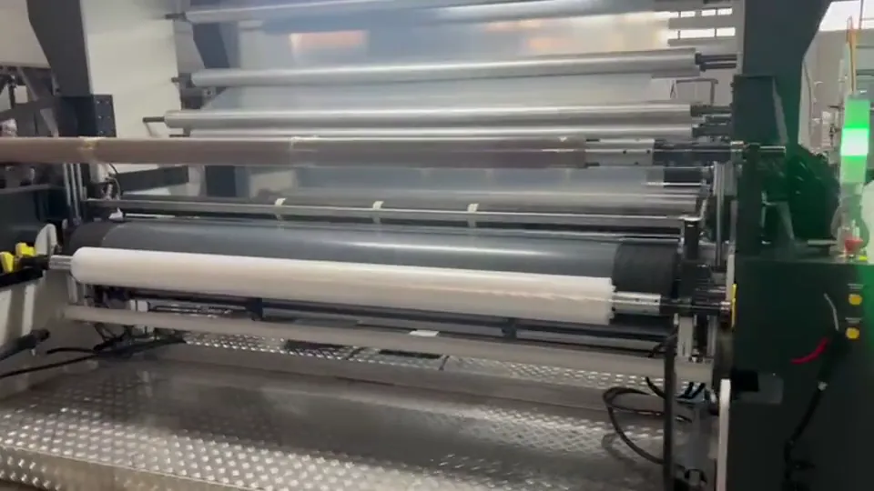 Geniş plastik film hattında çalışan merdane ve sarım bölümü
